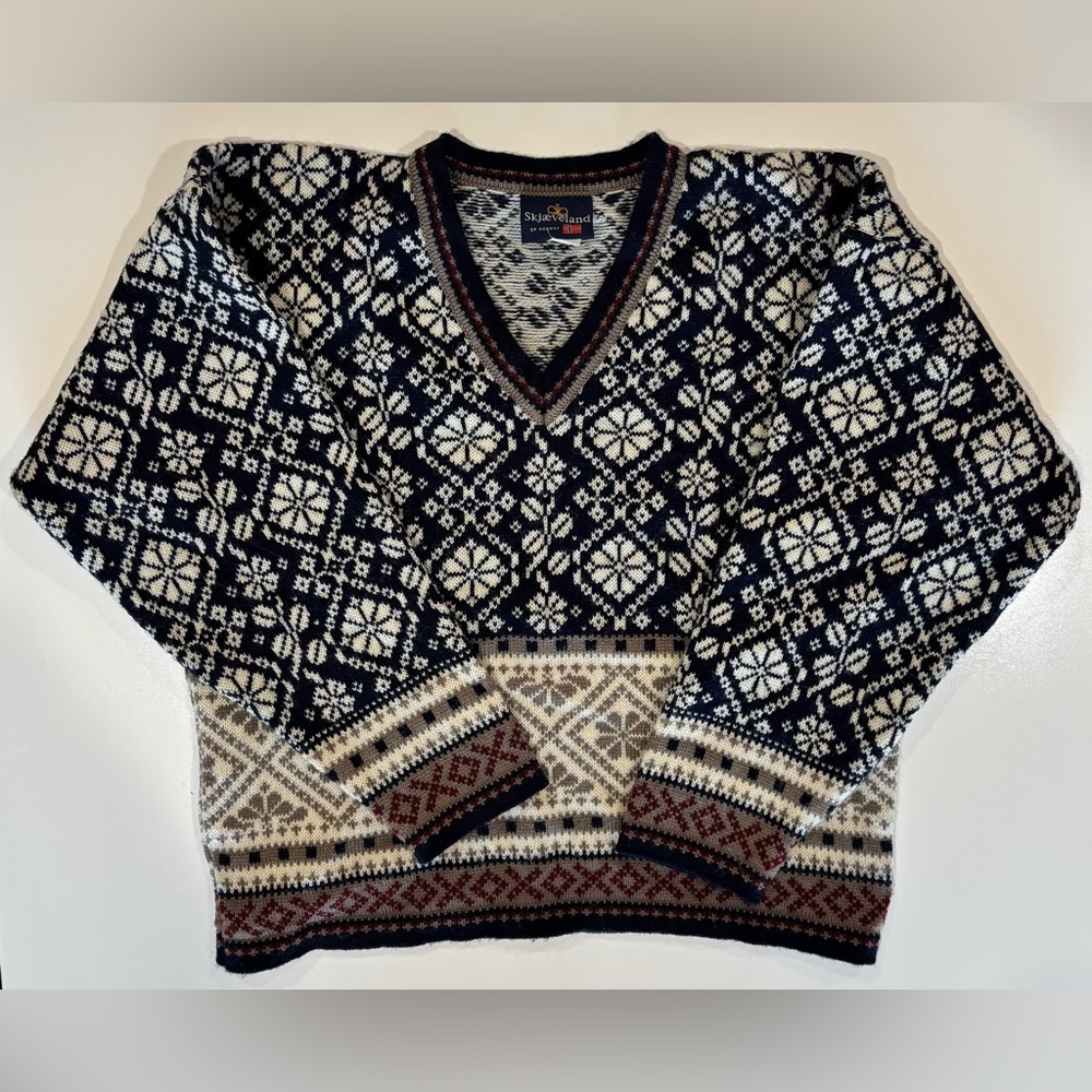 Skjaeveland Norwegian Men's V-Neck Sweater - Navy and White